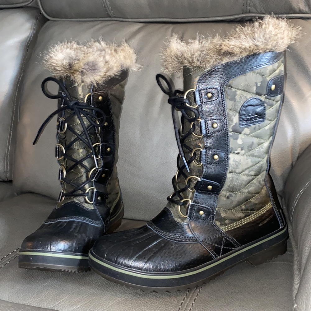 Sorel Tofino ll Camo Waterproof Snow Winter Boots Size 10 GORGEOUS Faux Fur ❄️⛄️